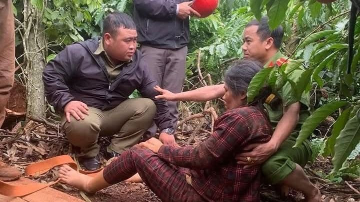 Chị H được đưa lên khỏi giếng sâu khoảng 25m.