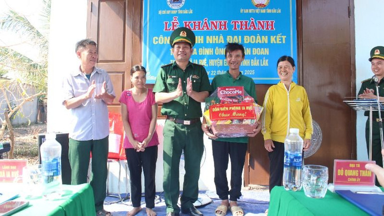 Lãnh đạo Đồn Biên phòng Ia Rvê tặng quà cho gia đình ông Vũ Văn Đoan.