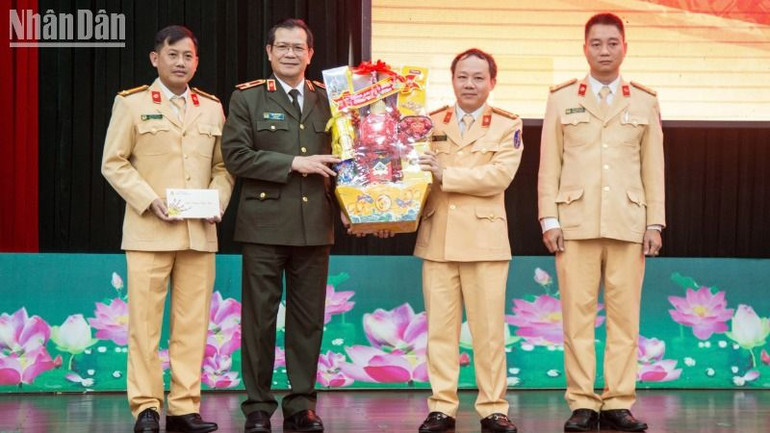 Thiếu tướng Lê Vinh Quy, Giám đốc Công an tỉnh Đắk Lắk, tặng quà cho Phòng Cảnh sát giao thông với tinh thần làm việc “xuyên đêm, xuyên Tết, xuyên lễ và không có ngày nghỉ”, tập trung xử lý nghiêm các hành vi vi phạm là nguyên nhân dẫn đến tai nạn giao thông.