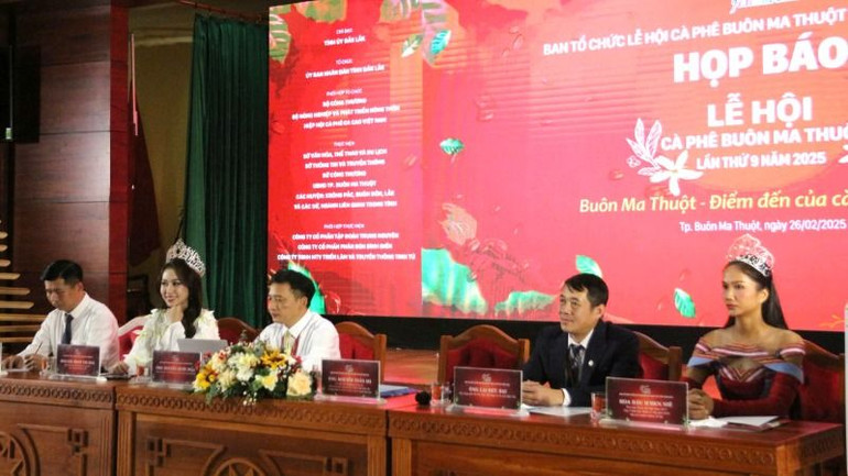 Đại diện các sở, ngành chủ trì buổi họp báo. Đại diện các sở, ngành chủ trì buổi họp báo.