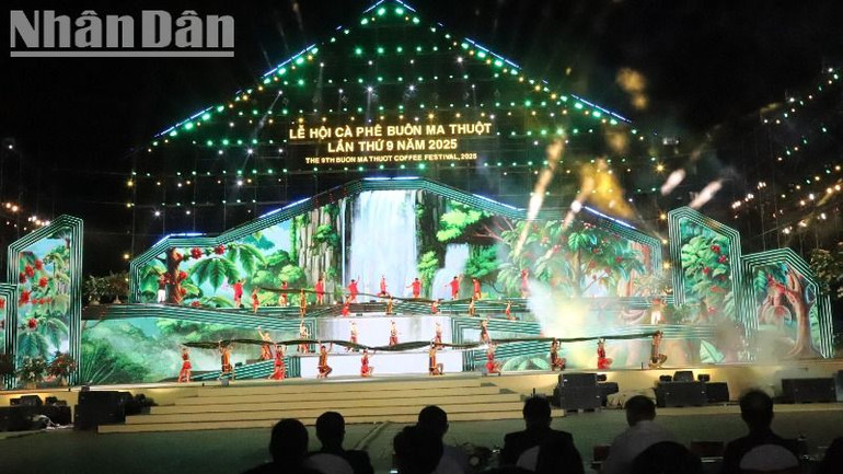 Và tái hiện lại quá trình từ khi cà-phê có mặt ở Đắk Lắk đến ngày nay. Và tái hiện lại quá trình từ khi cà-phê có mặt ở Đắk Lắk đến ngày nay.