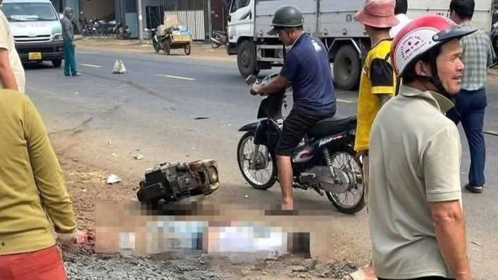 Hai người trên xe công nông văng xuống đường bị thương nặng, được đưa đi cấp cứu tại Bệnh viện đa khoa vùng Tây Nguyên.