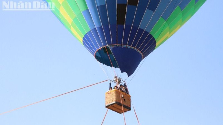 Du khách trải nghiệm trên khinh khí cầu.