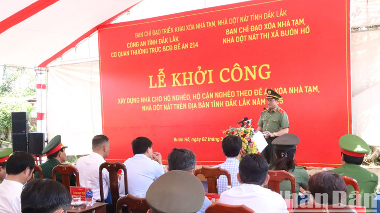 Thiếu tướng Lê Vinh Quy, Giám đốc Công an tỉnh Đắk Lắk phát biểu tại lễ khởi công xây dựng nhà cho hộ nghèo, hộ cận nghèo theo Đề án xóa nhà tạm, nhà dột nát trên địa bàn tỉnh do Công an tỉnh thực hiện với quyết tâm hoàn thành vào ngày 15/8/2025.
