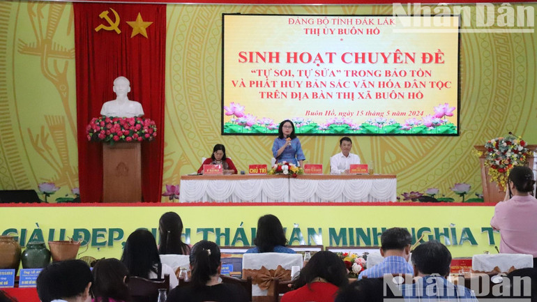 Một buổi sinh hoạt chuyên đề: "tự soi, tự sửa" trong bảo tồn và phát triển bản sắc văn hóa dân tộc trên địa bàn thị xã Buôn Hồ của Thị ủy Buôn Hồ. Một buổi sinh hoạt chuyên đề: "tự soi, tự sửa" trong bảo tồn và phát triển bản sắc văn hóa dân tộc trên địa bàn thị xã Buôn Hồ của Thị ủy Buôn Hồ.