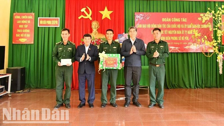 Đồng chí Y Thanh Hà Niê Kđăm và đồng chí đồng chí Y Vinh Tơr tặng quà cán bộ, chiến sĩ Đồn Biên phòng Sêrêpốk.