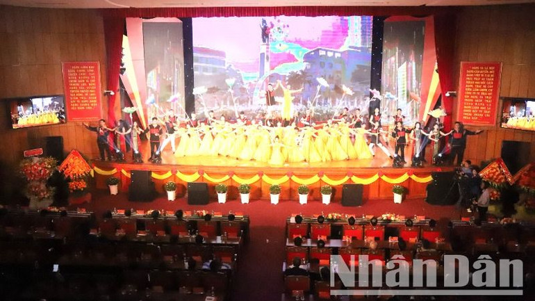 Văn nghệ chào mừng lễ kỷ niệm.