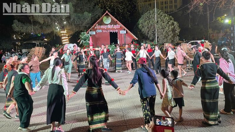 Hoạt động biểu diễn cồng chiêng phục vụ nhân dân và du khách do Trung tâm Văn hóa và Du lịch tỉnh Đắk Lắk tổ chức thu hút đông đảo nhân dân và du khách tham gia giao lưu.