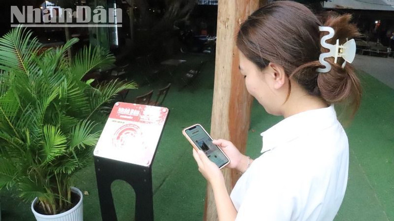 Nhân viên Trung tâm Du lịch Cầu treo Buôn Đôn hào hứng khi trải nghiệm Dự án "Yêu lắm Việt Nam"