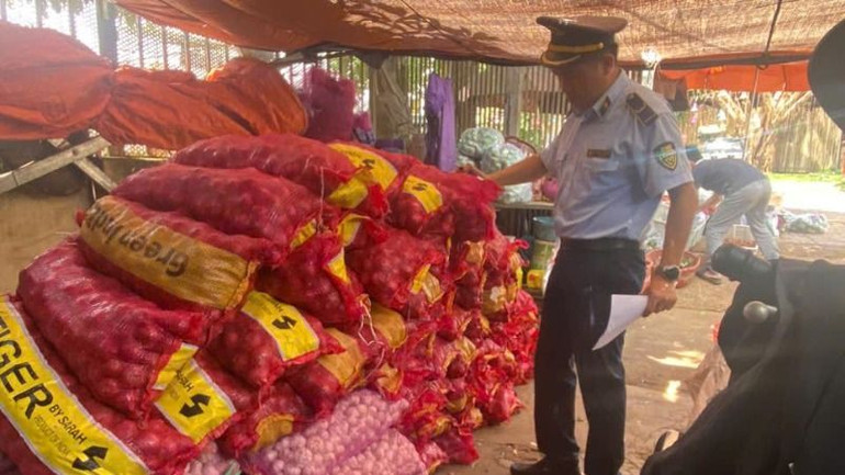 Lực lượng quản lý thị trường tỉnh Đắk Lắk phát hiện gần 1.000 kg hành, tỏi tại một địa điểm kinh doanh tại phường Thiện An, thị xã Buôn Hồ, tỉnh Đắk Lắk không rõ nguồn gốc, xuất xứ. (Ảnh: Quản lý thị trường tỉnh Đắk Lắk )