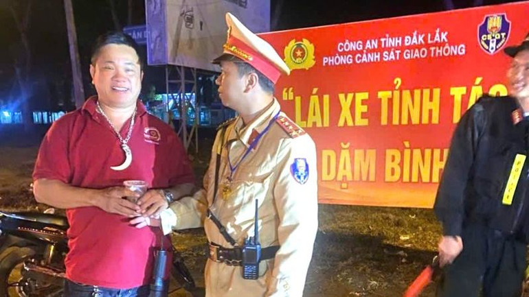 Cán bộ, chiến sĩ Phòng Cảnh sát giao thông, Công an tỉnh Đắk Lắk làm nhiệm vụ tuần tra kiểm soát trên các tuyến đường mời tài xế dùng cà-phê giúp tài xế tỉnh táo, điều khiển phương tiện an toàn. Cán bộ, chiến sĩ Phòng Cảnh sát giao thông, Công an tỉnh Đắk Lắk làm nhiệm vụ tuần tra kiểm soát trên các tuyến đường mời tài xế dùng cà-phê giúp tài xế tỉnh táo, điều khiển phương tiện an toàn.