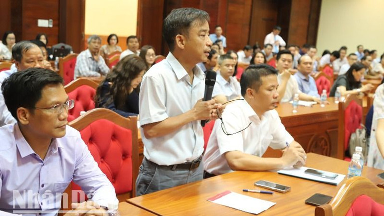 Bác sĩ chuyên khoa II Trịnh Hồng Nhựt, Giám đốc Bệnh viện đa khoa thành phố Buôn Ma Thuột nêu ý kiến tại buổi tiếp xúc cử tri.