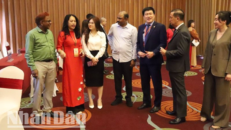 Các đại biểu trao đổi bên lề hội nghị.