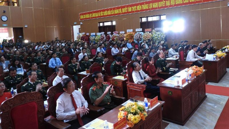 Các đại biểu dự buổi lễ.