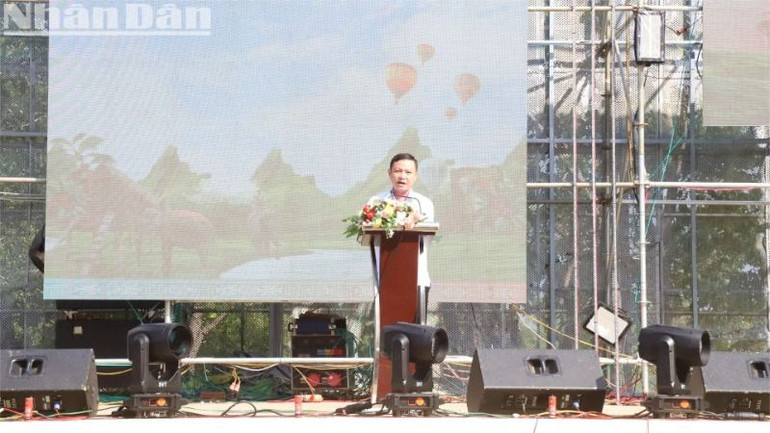 Chủ tịch Ủy ban nhân dân huyện Buôn Đôn Phạm Trung Nghĩa phát biểu khai mạc Ngày hội Khinh khí cầu Đắk Lắk 2025-Bay trên đại ngàn.