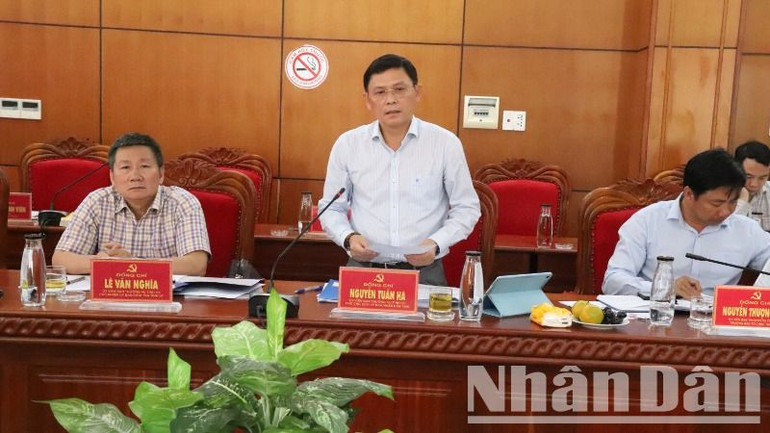 Phó Chủ tịch Thường trực Ủy ban nhân dân tỉnh Đắk Lắk Nguyễn Tuấn Hà trao đổi với Đoàn kiểm tra tại buổi làm việc.