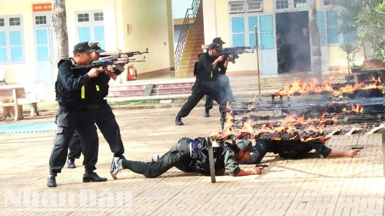 Lực lượng cảnh sát cơ động, Công an tỉnh Đắk Lắk trong giờ huấn luyện tấn công trấn áp tội phạm.