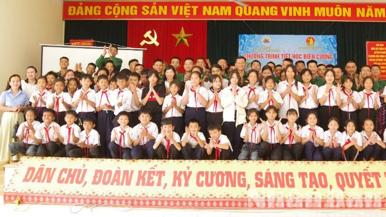 Các giáo viên và học sinh Trường tiểu học Y Jút, xã Krông Na tham gia chương trình “Tiết học biên cương”.