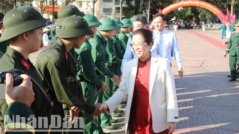 Lãnh đạo tỉnh Đắk Lắk và thành phố Buôn Ma Thuột động viên và tiễn các thanh niên lên đường nhập ngũ.