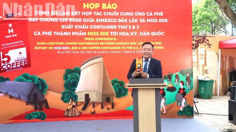 Nhà sáng lập MISS EDE Hoàng Danh Hữu giới thiệu thương hiệu cà-phê MISS EDE được xuất khẩu sang Hoa Kỳ tại buổi họp báo.
