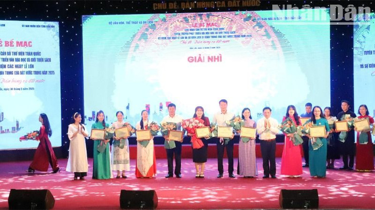 Ban Tổ chức Liên hoan trao giải cho các đoàn đạt giải Nhì.