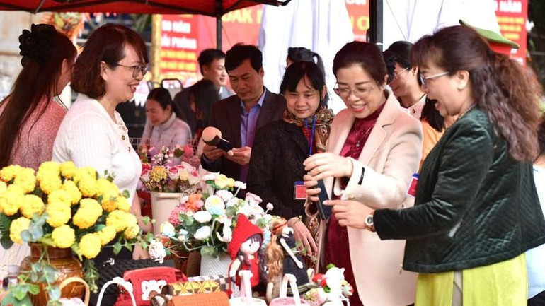 Các đại biểu thăm quan các trạm trưng bày các loại hình nghệ thuật chào mừng Ngày thơ Việt Nam lần thứ 23 năm 2025.