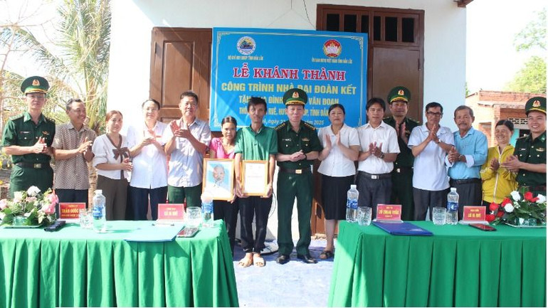 Bộ Chỉ huy Bộ đội Biên phòng tỉnh Đắk Lắk phối hợp Ủy ban Mặt trận Tổ quốc Việt Nam tỉnh Đắk Lắk và cấp ủy, chính quyền địa phương tổ chức Lễ khánh thành công trình nhà “Đại đoàn kết” tặng gia đình ông Vũ Văn Đoan tại Thôn 4, xã Ia Rvê, huyện Ea Súp.