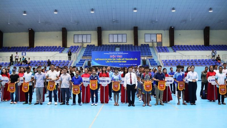 Ban Tổ chức Hội thi tặng cờ lưu niệm cho các đoàn tham gia Hội thi thể thao các dân tộc thiểu số tỉnh Đắk Lắk lần thứ XXI năm 2025.