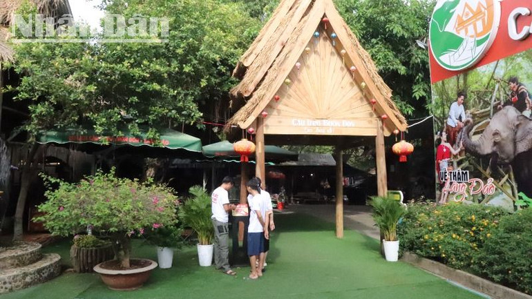 Bảng gắn chip NFC được lắp đặt ngay cổng vào Trung tâm Du lịch Cầu treo Buôn Đôn.