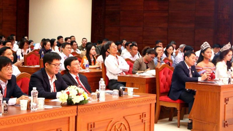 Các đại biểu dự buổi họp báo. Các đại biểu dự buổi họp báo.