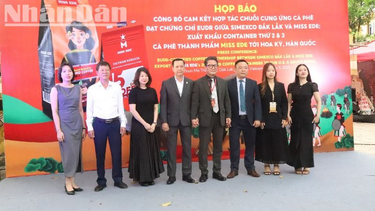 Các doanh nghiệp ký kết hợp tác tại buổi họp báo.