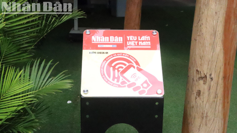 Bảng gắn chip NFC (công nghệ kết nối không dây), được thiết kế hai màu vàng đỏ lấy cảm hứng từ quốc kỳ Việt Nam và có thể hoạt động tự động mà không cần nguồn điện.