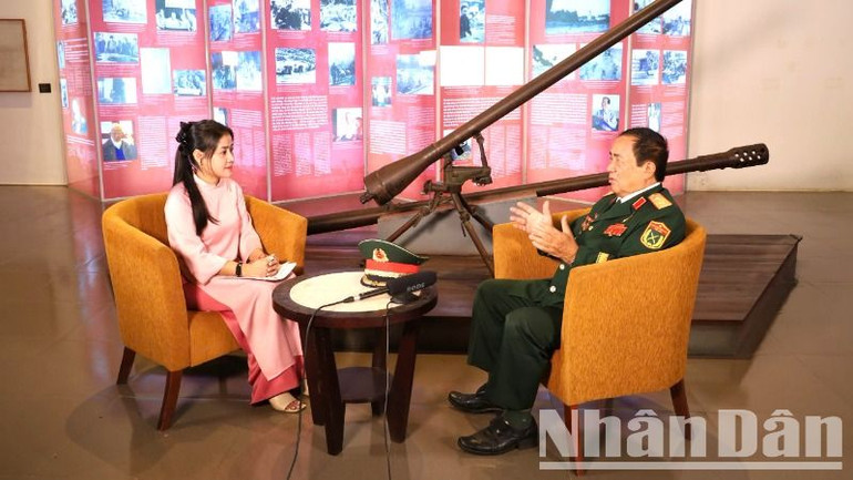 Trung tướng Đoàn Sinh Hưởng trả lời giao lưu, chia sẻ về diễn biến trận đánh Buôn Ma Thuột và Chiến dịch Tây Nguyên năm 1975. Trung tướng Đoàn Sinh Hưởng trả lời giao lưu, chia sẻ về diễn biến trận đánh Buôn Ma Thuột và Chiến dịch Tây Nguyên năm 1975.