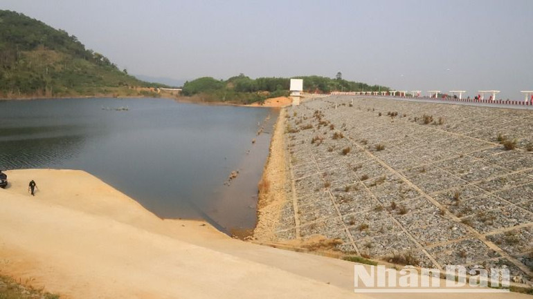 Đập đất số 1 Hồ chứa nước Krông Pách Thượng.