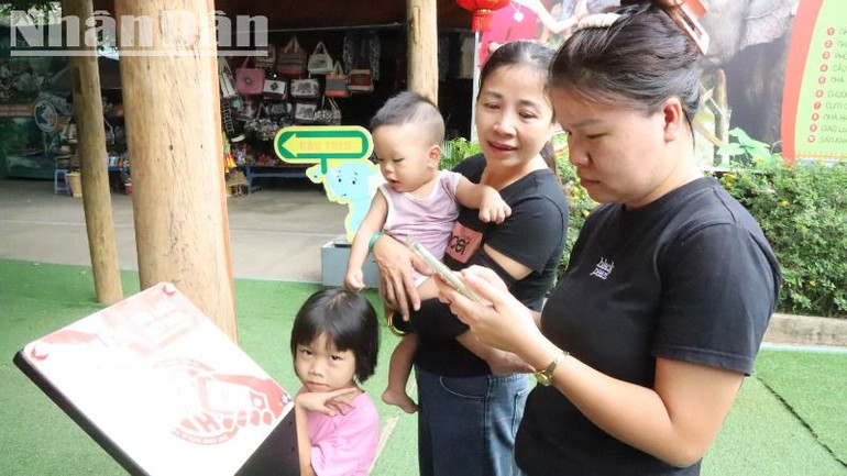 Nhiều người hết sức bất ngờ và thú vị khi trải nghiệm Dự án "Yêu lắm Việt Nam" trên điện thoại thông minh.