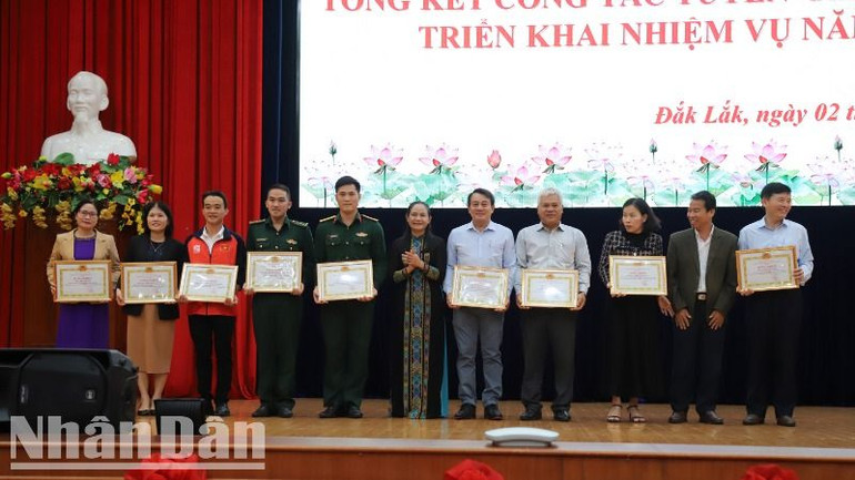 Lãnh đạo Ban Tuyên giáo Tỉnh ủy Đắk Lắk tặng giấy khen cho các cá nhân có thành tích xuất sắc trong công tác tuyên giáo năm 2024.