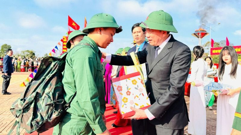 Chủ tịch Ủy ban nhân dân tỉnh Đắk Lắk Phạm Ngọc Nghị tặng quà và động viên thanh niên thị xã Buôn Hồ lên đường nhập ngũ.