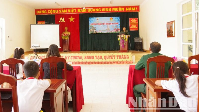 Giáo viên và học sinh học tập các nội dung về Luật Biên giới quốc gia, Luật Biên phòng Việt Nam.