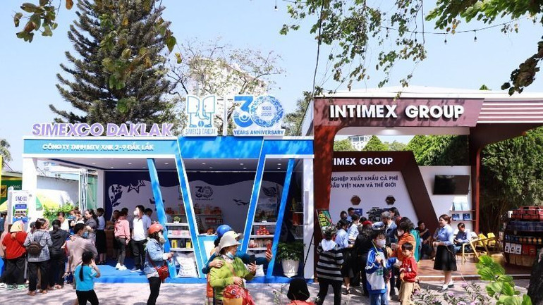 Sử dụng chỉ dẫn địa lý “Buôn Ma Thuột” là quyền được thực hiện các hành vi gắn chỉ dẫn địa lý được bảo hộ lên cà-phê, bao bì cà-phê, phương tiện kinh doanh, giấy tờ giao dịch trong hoạt động kinh doanh, lưu thông, chào bán, quảng cáo nhằm để bán, tàng trữ để bán cà-phê có mang chỉ dẫn địa lý “Buôn Ma Thuột” được bảo hộ. Sử dụng chỉ dẫn địa lý “Buôn Ma Thuột” là quyền được thực hiện các hành vi gắn chỉ dẫn địa lý được bảo hộ lên cà-phê, bao bì cà-phê, phương tiện kinh doanh, giấy tờ giao dịch trong hoạt động kinh doanh, lưu thông, chào bán, quảng cáo nhằm để bán, tàng trữ để bán cà-phê có mang chỉ dẫn địa lý “Buôn Ma Thuột” được bảo hộ.