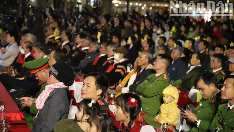 Đông đảo cán bộ, chiến sĩ các lực lượng vũ trang và nhân dân các dân tộc tỉnh Đắk Lắk đã về dự chương trình.