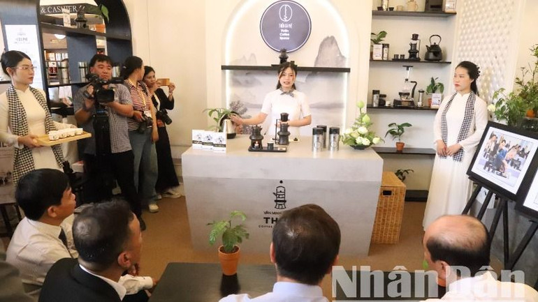 Một doanh nghiệp giới thiệu các sản phẩm cà-phê và cách pha chế cà-phê tại Hội chợ triển lãm chuyên ngành cà-phê và sản phẩm OCOP năm 2025.