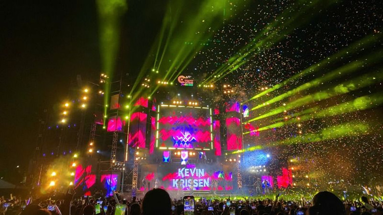 Lễ hội Ánh sáng biến bầu trời đêm thành phố Buôn Ma Thuột chìm ánh sáng của sắc màu. Lễ hội Ánh sáng biến bầu trời đêm thành phố Buôn Ma Thuột chìm ánh sáng của sắc màu.