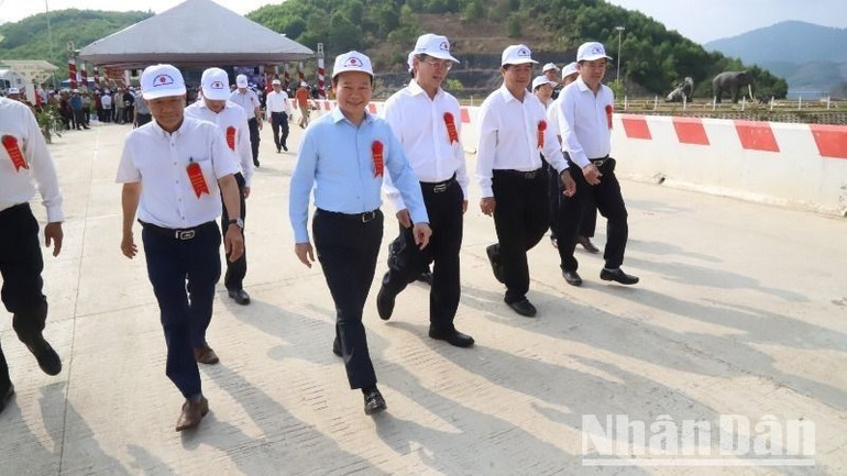 Bộ trưởng Bộ Nông nghiệp và Môi trường Đỗ Đức Duy và lãnh đạo tỉnh Đắk Lắk đi kiểm công trình Hồ chứa nước Krông Pách Thượng.