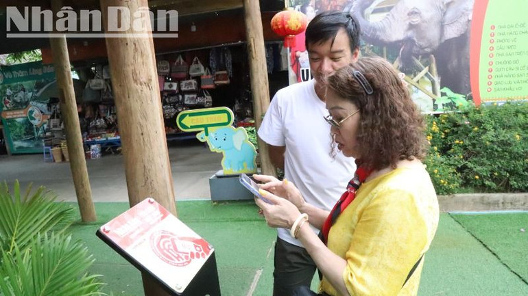 Một du khách đến từ Thủ đô Hà Nội hết sức bất ngờ khi biết Báo Nhân Dân triển khai Dự án "Yêu lắm Việt Nam" đến tận Trung tâm Du lịch Cầu treo Buôn Đôn.