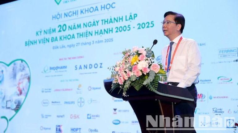 Phó Giáo sư, Tiến sĩ, bác sĩ Nguyễn Minh Anh, Phó Giám đốc Bệnh viện Đại học Y Dược Thành phố Hồ Chí Minh báo cáo những xu hướng mới trong chẩn đoán, điều trị và quản lý chất lượng hiện nay.