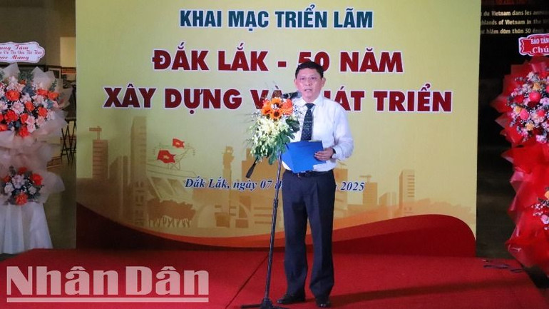 Phó Chủ tịch Thường trực Ủy ban nhân dân tỉnh Đắk Lắk Nguyễn Tuấn Hà, Trưởng Ban tổ chức các hoạt động kỷ niệm 50 năm Chiến thắng Buôn Ma Thuột, giải phóng tỉnh Đắk Lắk và Lễ hội Cà-phê Buôn Ma Thuột lần thứ 9 năm 2025 phát biểu khai mạc triển lãm.