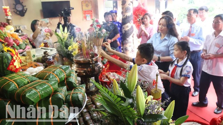 Các cháu học sinh dâng hương tưởng nhớ các Vua Hùng.