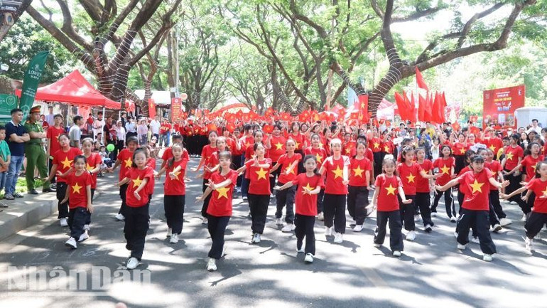 Các bạn trẻ tham gia chương trình âm nhạc đường phố chào mừng kỷ niệm 50 năm Ngày giải phóng miền nam, thống nhất đất nước.