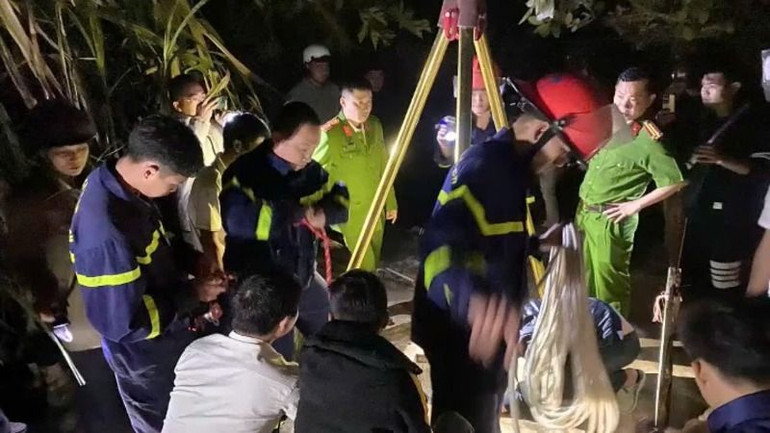 Cán bộ, chiến sĩ Phòng Cảnh sát Phòng cháy chữa cháy và Cứu nạn cứu hộ, Công an tỉnh Đắk Lắk triển các biện pháp cứu hộ.