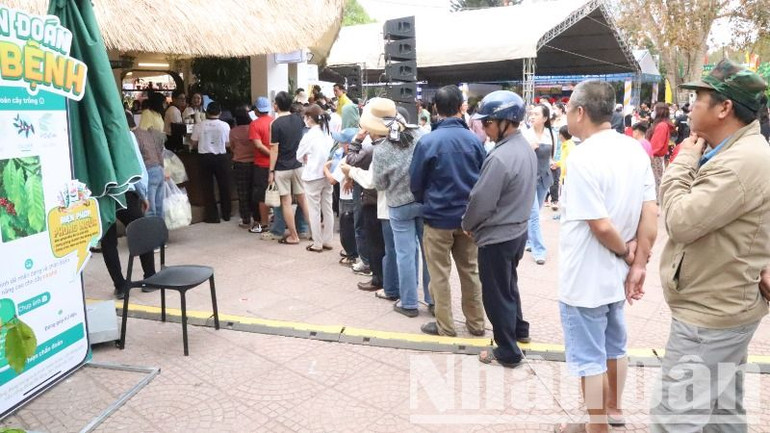Người dân xếp hàng để được thưởng thức cà-phê miễn phí của một gian trưng bày giới thiệu cà-phê tại Hội chợ triển lãm chuyên ngành cà-phê và sản phẩm OCOP năm 2025.